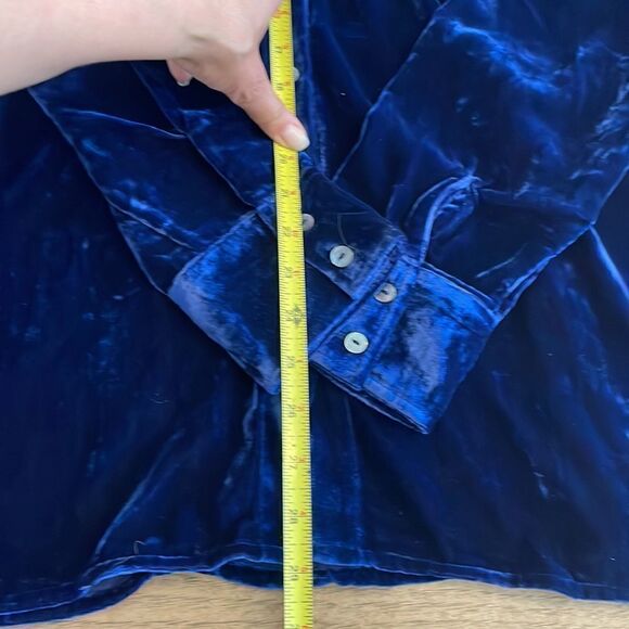 HANNA G. DESIGNED BY ARLEEN BOWMAN. RICH BLUE VELVET BUTTON BLOUSE. NEW… - Picture 6 of 13